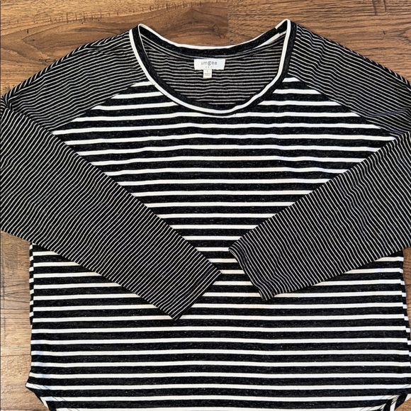 UMGEE Striped Black and White Women's Top - Picture 8 of 10